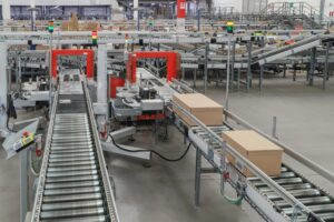 Línea de producción logística relacionada con nearshoring México 2025